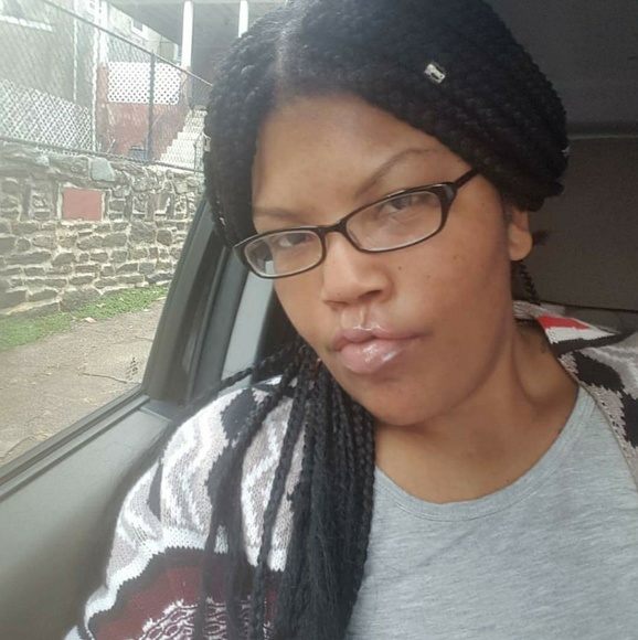 Meet your Posher, Tiara - Picture 2 of 2